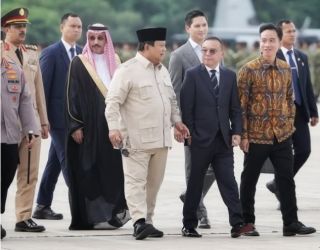 Wapres Gibran saat melepas Presiden Prabowo lawatan ke Arab Saudi di Bandara Halim Perdana Kusuma. Foto : IG