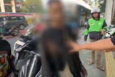 Pria yang mengaku anggota yang membuat keributan kini telah diamankan. Foto : Ist