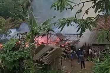 Puluhan warga sedang mencoba memadamkan api yang membakar rumah di Desa Cibeureum, Kecamatan Cijaku, Kabupaten Lebak, sekitar pukul 09.00 WIB, Selasa (19/8).