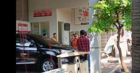 Hasto menggunakan baju tahanan keluar rutan untuk berobat. Foto : Ist