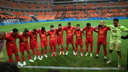 Skuad Persija siap hadang Malut United. Foto : Ist