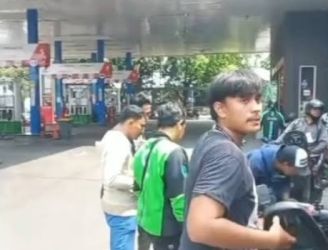 Pengendara motor mati mesin nya setelah mengisi Pertalite di Pom Kembangan. Foto : IG