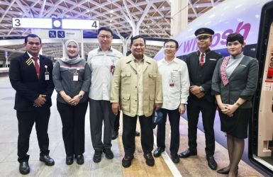 Presiden Prabowo bersama crew Whoosh. Foto : Ist