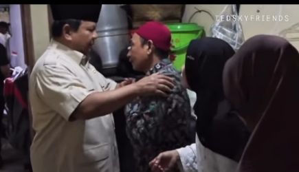 Presiden Prabowo saat takziah kerumah Almarhum Affan Kurniawan. Foto : IG