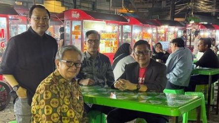 Hasto Kristiyanto dan tim pengacara saat makan sate Padang di Taman Menteng. Foto : Ist