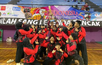 Dengan wajah ceria penuh semangat, tim pencak silat Kabupaten Lebak menunjukan piala hasil prestasinya di ajang Kejuaraan Nasional di Jakarta, beberapa waktu lalu.