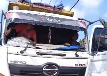 Pasca ada yang melempari dengan batu, kondisi mobil truk proyek jalan nasional Simpang Malingping-Bayah terlihat rusak parah.