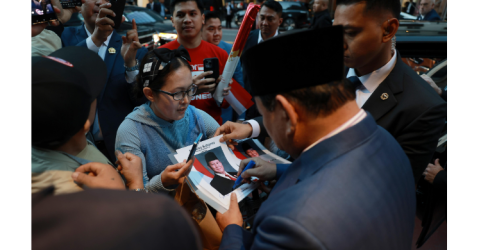 Diana WNI yang tinggal di New York gembira saat mendapat tanda tangan dari Presiden Prabowo. Foto ; Ist