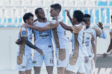 Selebrasi Skuad Dewa United usai menundukkan tuan rumah 2-1. Foto : Ist