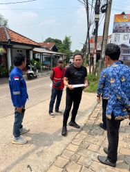 Anggota Komisi IV DPRD Kota Tangsel Julham Firdaus lakukan sidak pembangunan pedestrian Jalan Raya Ciater, Serpong, Kamis (18/9).