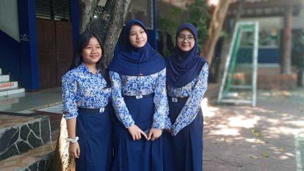 Siswi SMP Negeri 4 Kota Tangerang yakni Rhania Atshila Zahra, Putri Ayu Sari Wibowo dan Lathisa Maica Aurora memilih tetap bersekolah seperti biasa. Mereka kompak mengatakan bahwa PJJ tidak efektif.