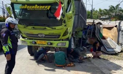 Truk gagal nanjak Jalan Raya Tlajungudik, Gunungputri, Kabupaten Bogor. Foto : Ist