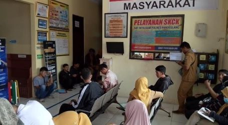 Para honorer Pemkab Pandeglang sedang antri untuk membuat SKCK di Polres Pandeglang, Rabu (17/9).