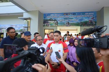 Kodiklat TNI melaksanakan pasar murah dan bazar UMKM serta pelayanan kesehatan gratis di Stadion Trimatra, Serpong, Senin (29/9).