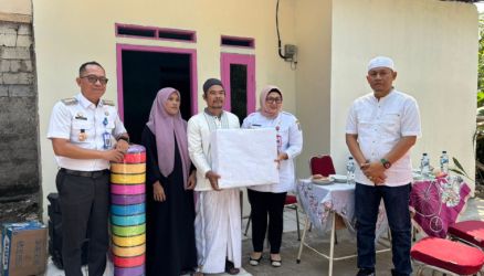 Wakil Bupati (Wabup) Tangerang, Intan Nurul Hikmah (kedua dari kanan) menyerahkan secara simbolis hasil program bedah rumah kepada warga Kampung Babakan RT 04/01 Desa Cikasungka, Kecamatan Solear, Rabu (3/8).