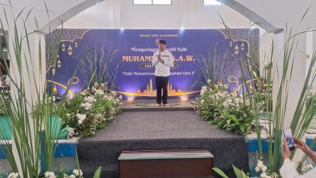 Lurah Bakti Jaya Fiqri Yanuardi Putra pada acara peringatan Maulid Nabi Muhammad SAW, Minggu (7/9). Foto : Ist