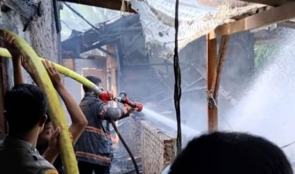 Tim Rescue BPBDPK Kabupaten Pandeglang, sedang melakukan upaya memadamkan api di lokasi kebakaran di Kabupaten Pandeglang, beberapa waktu lalu.
