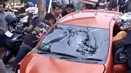 Mobil yang diamuk massa karena menabrak sejumlah pengendara di kawasan Sukaraja, Kabupaten Bogor. Foto : Ist