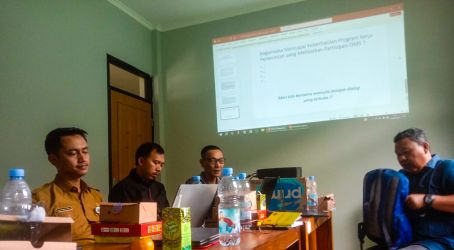 Diskusi Publik Raperwal HIV/AIDS dan peluang implementasi Swakelola Tipe III yang digelar di Aula PDM Muhammadiyah Tangsel, Selasa (23/9/2025). (tangselpos.id/lim)