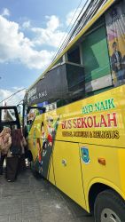Siswa sekolah saat menaiki bus gratis di Tangsel, Selasa (16/9)