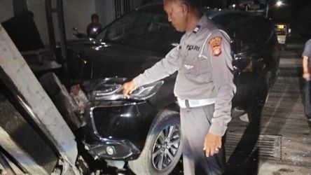 Sebuah kecelakaan lalu lintas terjadi di kawasan perumahan Jalan Kuricang, Kelurahan Pondok Ranji, Kecamatan Ciputat Timur, Minggu (28/9).