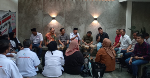 Asosiasi Pedagang Kaki Lima Indonesia (APKLI) berkumpul untuk menyuaran protes pengesahan Raperda KTR. Foto: RM