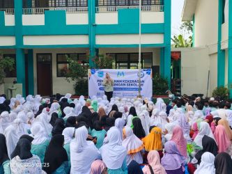 Suasana halaman SDN Babakan 2, Kecamatan Setu, Kota Tangerang Selatan, dipenuhi antusiasme ratusan siswa pada Senin (29/9).