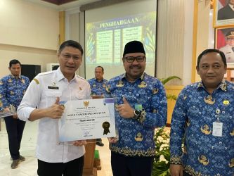 Sekretaris Badan Keuangan dan Aset Daerah (BKAD) Kota Tangsel, Billy saat menerima penghargaan dari Pemprov Banten, Kamis (18/9).