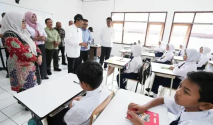 Mensos Saefullah Yusuf saat meninjau Sekolah Rakyat di Malang. Foto : Ist