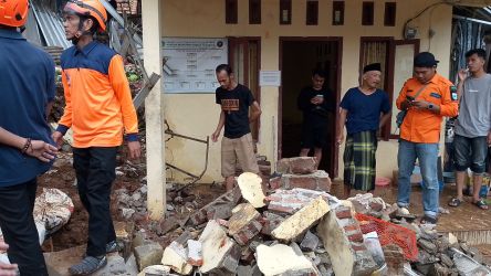 Pihak BPBDPK Pandeglang bersama warga setempat sedang melakukan evakuasi, pasca TPT ambruk menghantam bangunan majelis taklim di Pondok Pesantren Riyadul Mubtadiin, Kampung Cidahu Nyomplong, Desa Tanagara, Kecamatan Cadasari, Kabupaten Pandeglang, Minggu (28/9).
