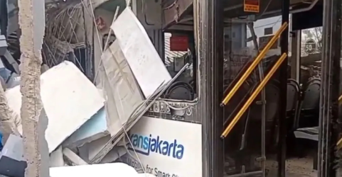 Kondisi TransJakarta yang terlubat kecelakaan di Pulogadung. Foto : Ist