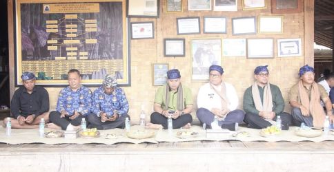 Wabup Lebak Amir Hamzah bersama para pihak terkait lainnya, sedang duduk bareng dengan warga Baduy, sebelum penanaman pohon Folu Net Sink di Kth Baduy Lestari tepatnya di Hutan Adat Suku Baduy, Desa Kanekes, Kecamatan Leuwidamar, Kabupaten Lebak, Rabu (17/9).
