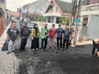 Perbaikan jalan di lingkungan Komplek Pondok Jurang Mangu Indah. Foto : Ist