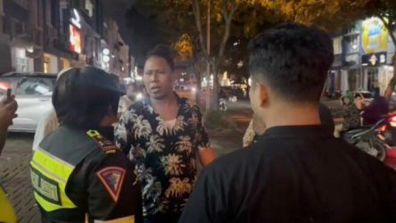 Cupilkan video viral mata elang yang tantang polisi di Kelapa Dua, Kabupaten Tangerang. Polres Tangsel langsung menangani kasus tersebut.