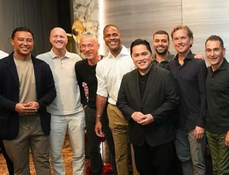 Ketum PSSI Erick Thohir bersama tim pelatih dari Belanda. Foto : Ist