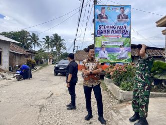 Usai mensosialisasikan program Bang Andra, Wakil Ketua DPRD Pandeglang, Fikri Pebriansyah telah meninjau kondisi Jalan Kadomas-Banjar sebelum dibangun oleh program Bang Andra, Rabu (29/10).
