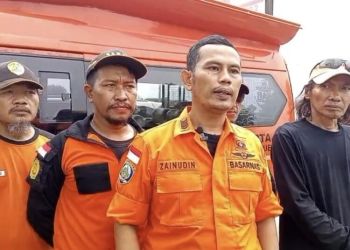 Komandan Tim SAR Jakarta Zainuddin saat konferensi pers telah ditemukannya jasad Adi. Foto : Ist