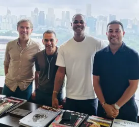 Patrick Kluivert kaos putih) dan Pelatih asal Belanda. Foto : Ist