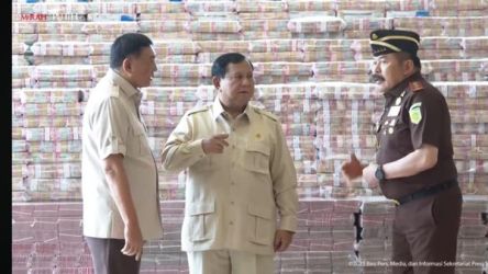 Presiden Prabowo saat berada di Kejagung dalam rangka pengembalian uang sitaan senilai Rp 13.25T. Foto : Ist