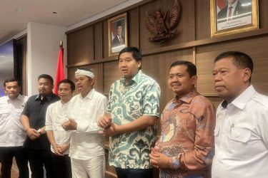 Menteri Perumahan Rakyat (PKP) Maruarar Sirait (no 3 dari kanan) saat acara di Karawang. Foto : Ist