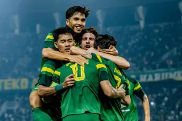 Skuad Persebaya siap redam keperkasaan Persija. Foto ::Ist