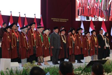 Presiden Prabowo saat hadir diacara Sidang Senat Pengukuhan Mahasiswa Baru dan Wisuda Universitas Kebangsaan Republik Indonesia (UKRI) di Trans Convention Centre, Bandung. Foto : Tim Media Presiden