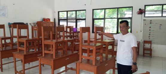 Kondisi ruang kelas sepi tidak ada siswa SMAN 1 Cimarga, karena mereka melakukan mogok sekolah, Senin (13/10).