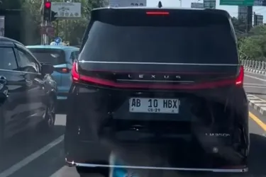 Mobil Sri Sultan ikut berhenti saat lampu merah menyala. Foto : Ist
