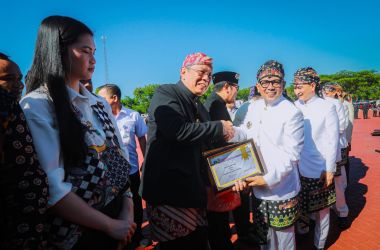 Wali Kota Tangsel, Benyamin Davnie saat menerima penghargaan dari Gubernur Banten, Andra Soni, Sabtu (4/10).