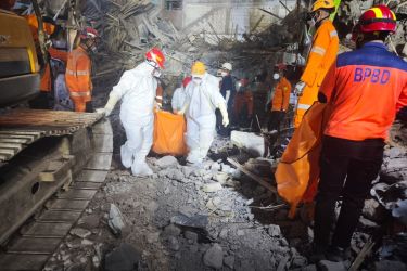 Tim SAR sedang mengevakuasi korban reruntuhan Mushola Ponpes Al Khoziny Sidoarjo, Jawa Timur. Foto : Ist