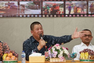 Kepala Dinas Pemadam Kebakaran dan Penyelamatan Kota Tangsel, Ahmad Dohiri saat memberikan edukasi kepada masyarakat. (tangselpos.id/rmn)