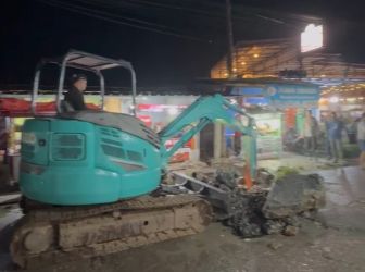 Pemkab Serang terlihat menurunkan alat berat guna mempercepat penanganan banjir yang melanda SDN Pamarayan dan SMPN Pamarayan pada Selasa (18/11) malam.