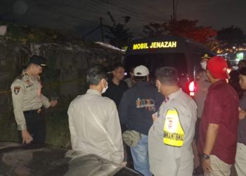 Aparat sedang mengevakuasi jenazah yang ditemukan membusuk di gubuk kosong di daerah Cikande. Foto : Ist