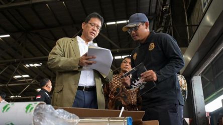 Menkeu Purbaya saat sidak di Bea Cukai Surabaya. Foto : Ist